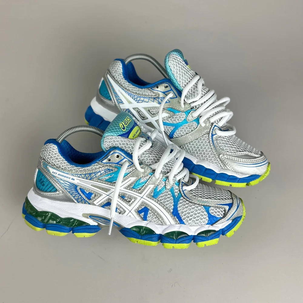 GEL Nimbus 16 — Blanc / Bleu / Jaune fluo