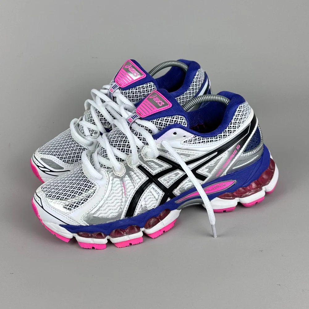 GEL Nimbus 16 — Blanc / Indigo / Rose fluo