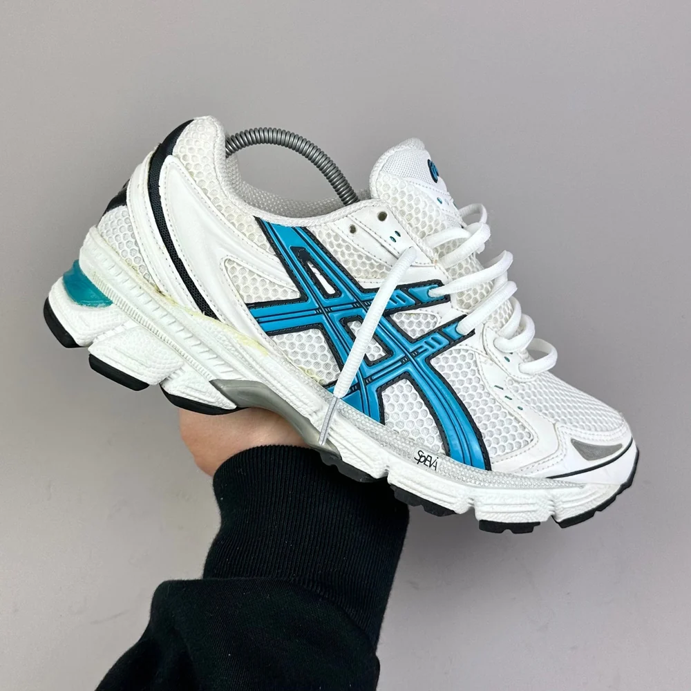 GEL Nimbus 16 — Crème / Cyan / Noir