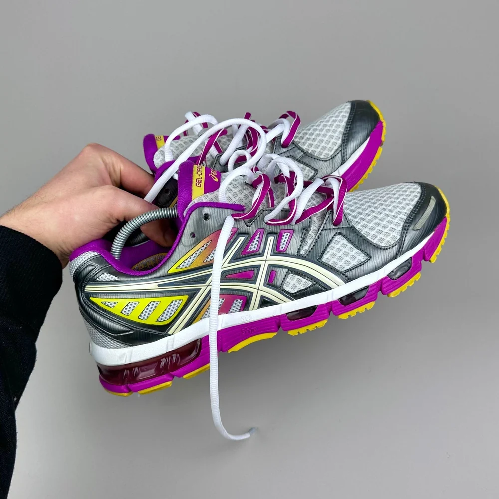 GEL Nimbus 16 — Gris / Fuchsia