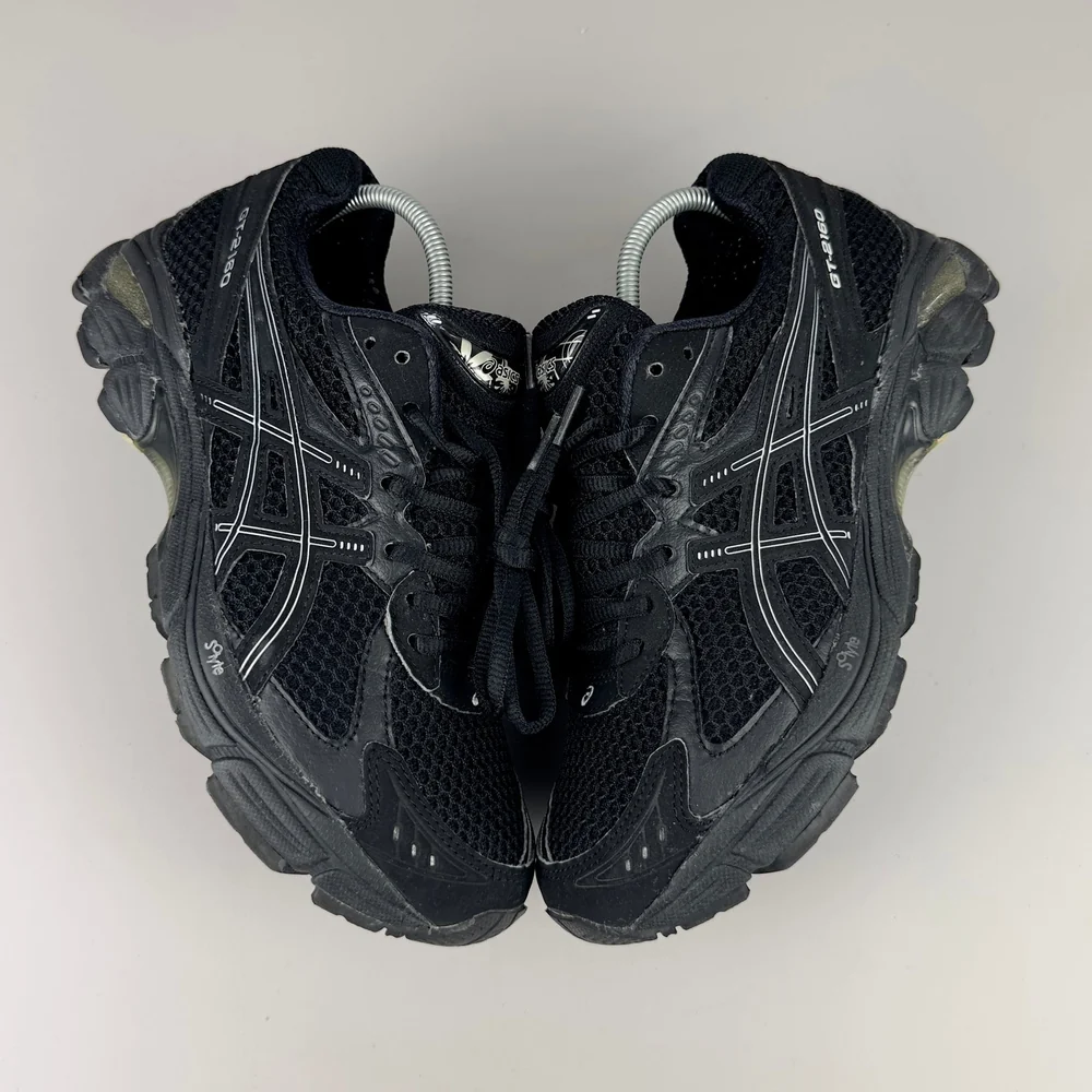 GEL Nimbus 16 — Noir / Blanc